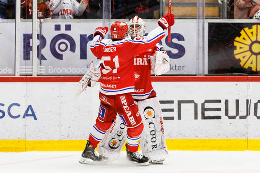 Timrås Anton Lander och målvakt Jacob Johansson jublar