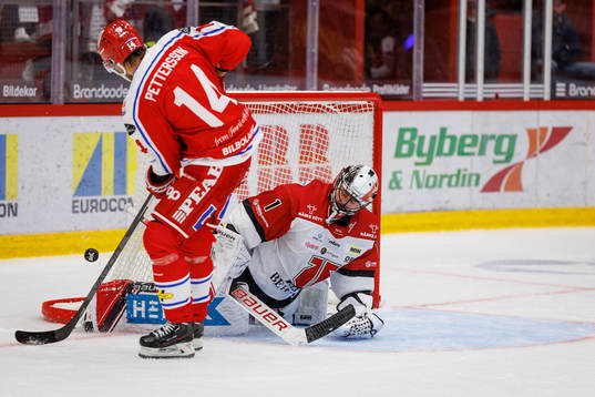 Örebros målvakt Jhonas Enroth räddar en straff