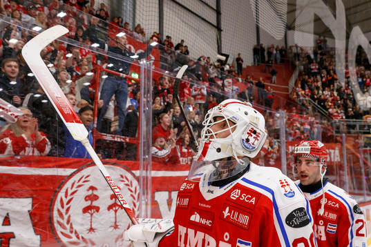 Timrås målvakt Jacob Johansson jublar