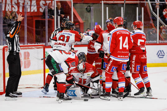 Tumult framför Örebros målvakt Jhonas Enroth
