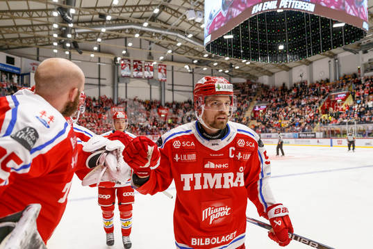 Timrås Anton Lander  jublar