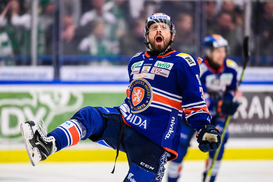 Växjös Lukas Bengtsson jublar