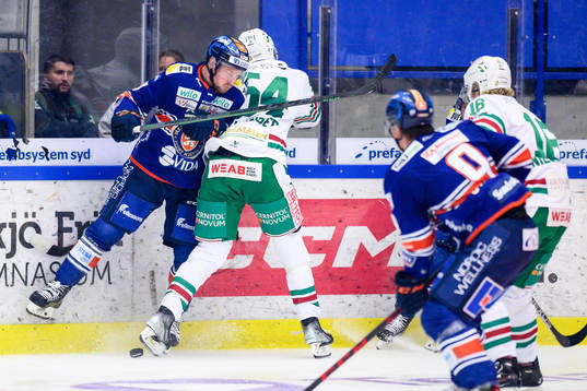 Växjös Martin Lundberg tacklar Rögles William Wallinder