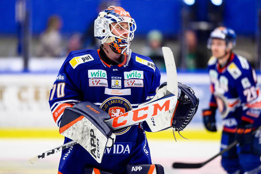 Växjös målvakt Adam Åhman jublar