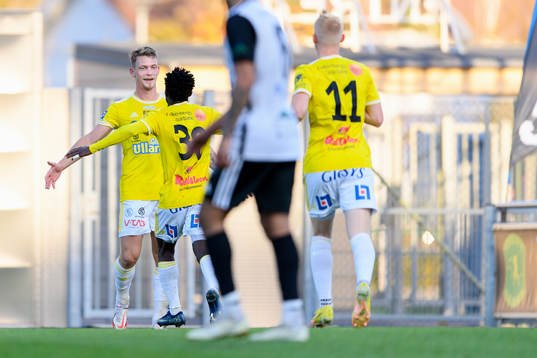 Falkenbergs Robin Hofsö jublar