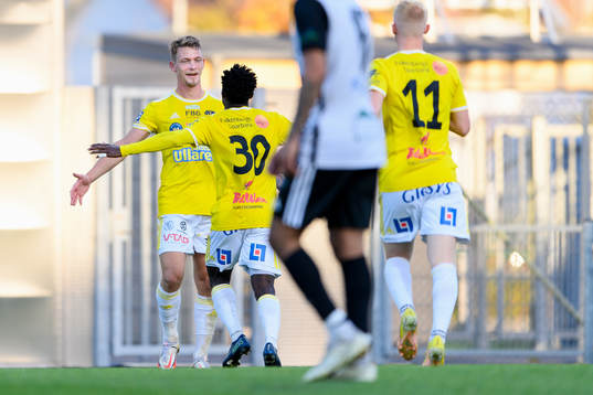 Falkenbergs Robin Hofsö jublar