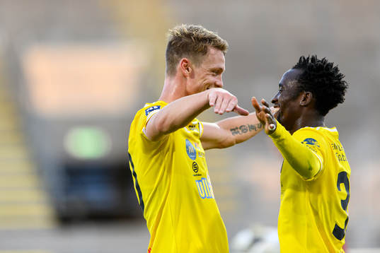 Falkenbergs Robin Hofsö och Godwin Aguda jublar