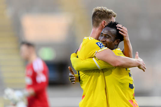 Falkenbergs Robin Hofsö och Godwin Aguda jublar