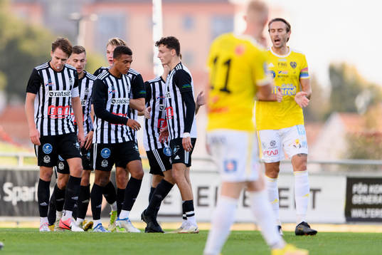 Lindomes spelare jublar