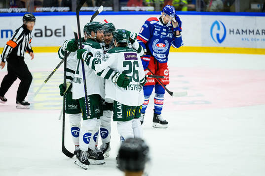 Färjestads Theodor Lennström jublar med lagkamrater