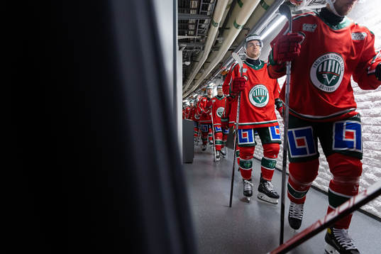 Frölundas Radan Lenc innan ishockeymatchen i SHL mellan