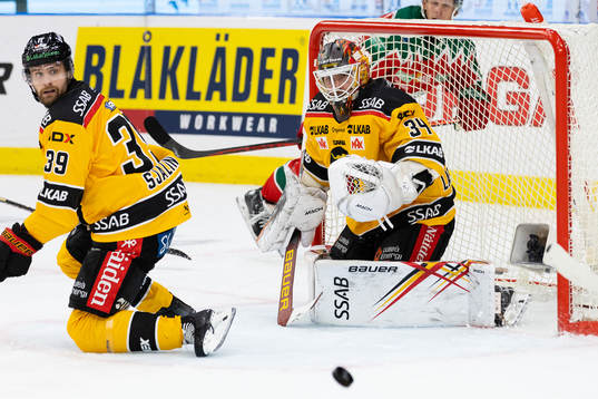 Luleås Pontus Själin och målvakt Joel Lassinantti