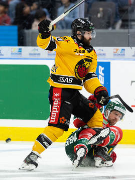 Luleås Jack Connolly tacklar Frölundas Anders Grönlund