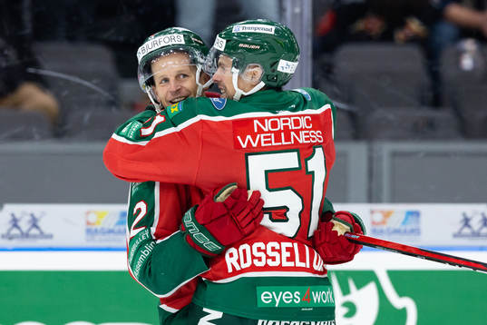 Frölundas Max Friberg jublar ihop med Mats Rosseli Olsen