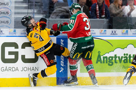 Luleås Brendan Shinnimin tacklas av Frölundas Nicklas Lasu