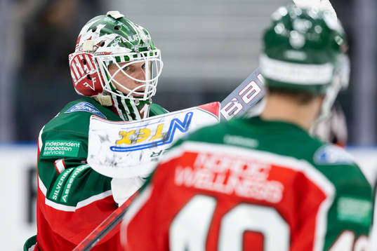 Frölundas målvakt Lars Johansson jublar