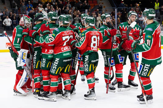 Frölundas målvakt Lars Johansson jublar med lagkamrater