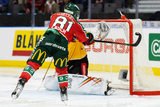 Frölundas Ryan Lasch med en chans mot Luleås målvakt