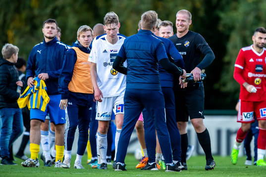 Husqvarnas Isho Alsendi deppar och Eskilsminnes målvakt