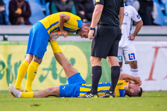 Eskilsminnes Lucas Ohlander  får hjälp av Casper Seger