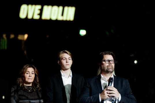 Ove Molin hyllas