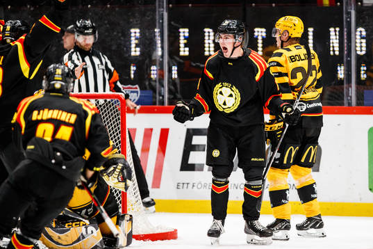 Brynäs Alexander Ljungkrantz jublar
