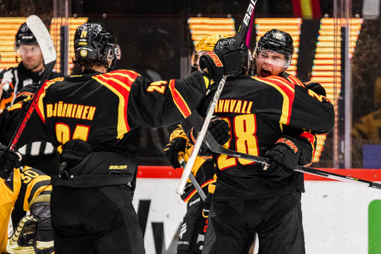 Brynäs Alexander Ljungkrantz jublar
