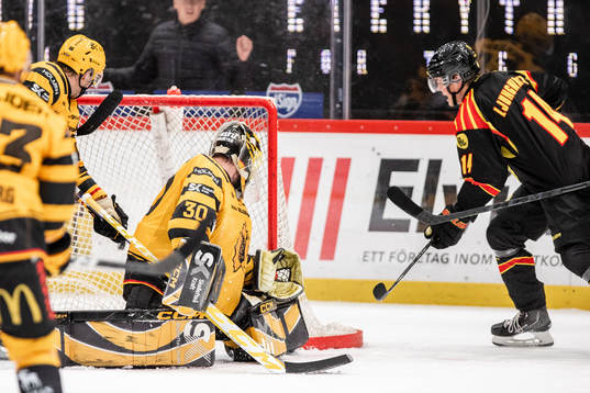 Brynäs Alexander Ljungkrantz gör 1-1 bakom Skellefteås