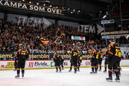 Brynäs spelare jublar framför supportrarna
