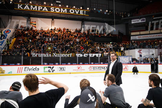 Ove Molin hyllas av Brynäs spelare