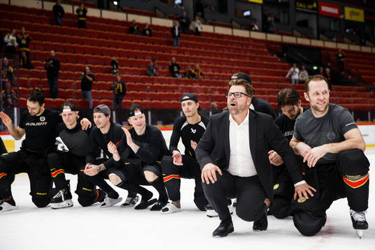 Ove Molin hyllas av Brynäs spelare