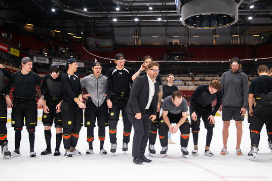 Ove Molin jublar med Brynäs spelare