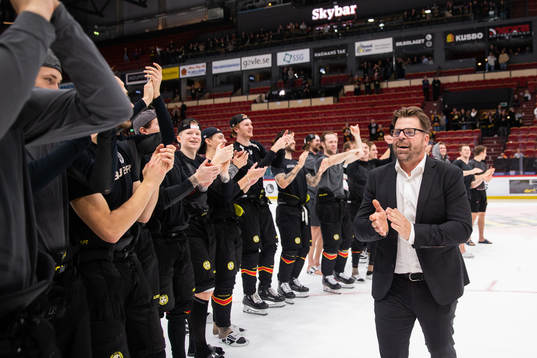Ove Molin jublar med Brynäs spelare