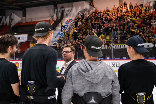 Ove Molin jublar med Brynäs spelare