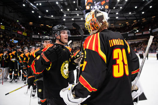 Brynäs Alexander Ljungkrantz och målvakt Anders Lindbäck
