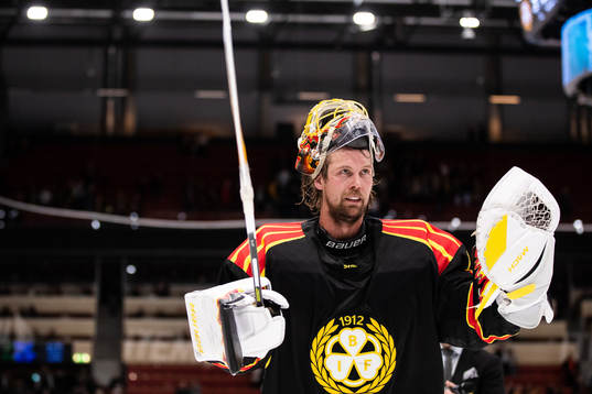 Brynäs målvakt Anders Lindbäck jublar