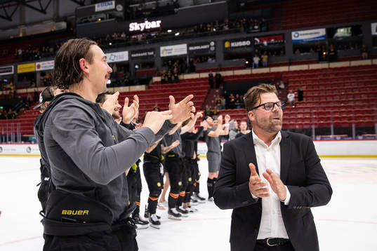 Ove Molin jublar med Brynäs spelare