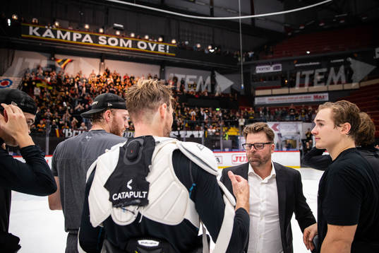 Ove Molin jublar med Brynäs spelare