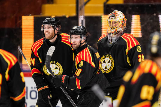 Brynäs Oscar Eklind, Johan Larsson och målvakt Anders