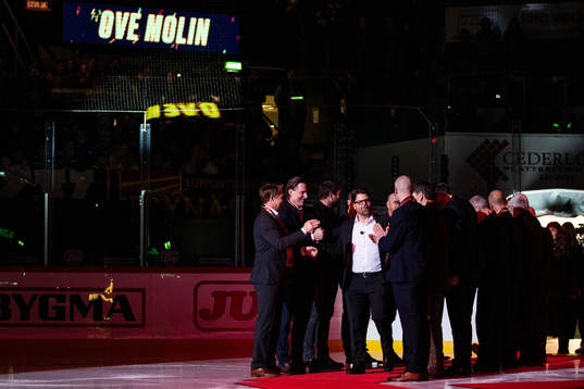 Ove Molin hyllas