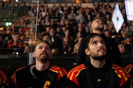 Brynäs Anton Rödin och Oula Palve kollar in hyllningen