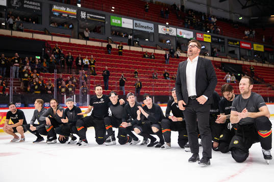 Ove Molin jublar med Brynäs spelare