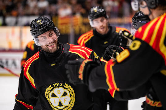 Brynäs Johan Larsson jublar