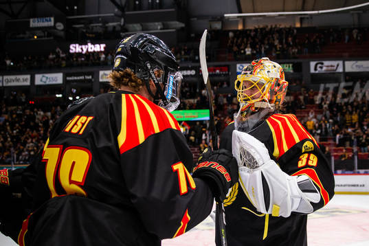 Brynäs Oskar Kvist och målvakt Anders Lindbäck jublar