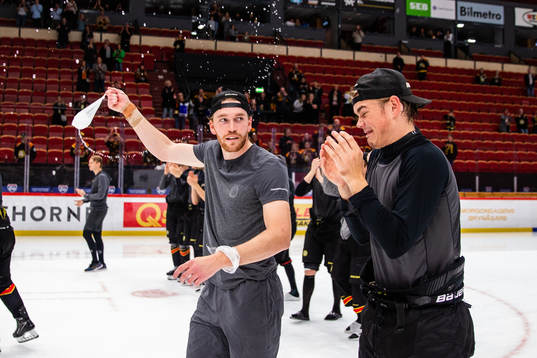 Brynäs Oscar Eklind och Alexander Ljungkrantz jublar