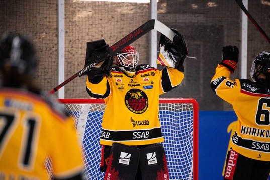 Luleås målvakt Sara Grahn och Jenni Hiirkoski jublar