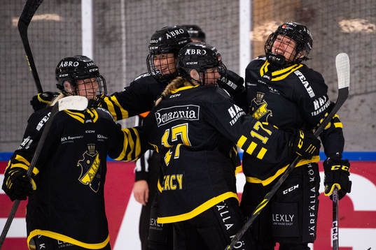 AIKs Isabelle Leijonhielm jublar med Aoife Leacy och Amanda
