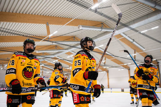 Luleås Wilda Öhman och Wilma Hjelm jublar