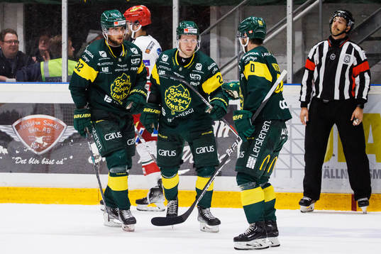 Björklövens Christopher Bengtsson jublar med lagkamrater