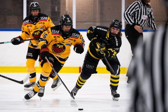 Luleås Petra Nieminen och AIKs Vilma Nilsson